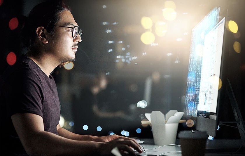 Mann vor Computer