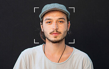 Gesichtserkennung am Beispiel eines jungen Mannes
