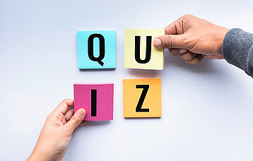 Das Wort Quiz auf Klebezetteln