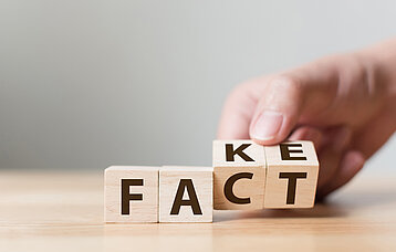 Buchstabenwürfel, die wahlweise Fake oder Fact anzeigen
