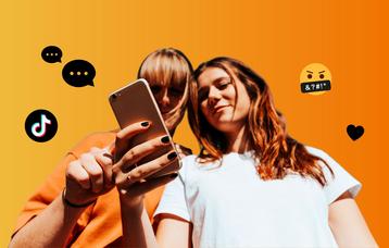 Zwei Teenager-Mädchen schauen gemeinsam auf ein Handy. Um sie herum schwirren Symbole: ein TikTok-Logo, zwei Sprechblasen, ein Herz und ein wütendes Emoji.