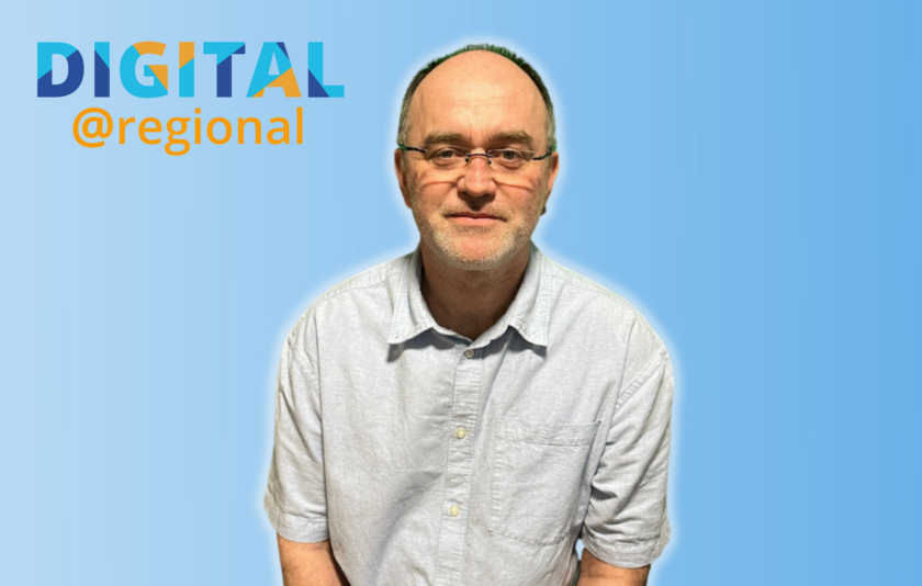 Michael Kohl, Keynote-Speaker bei digital@regional Karlsruhe am 23.10.2024 Ein älterer, glatzköpfiger Mann mit Brille in einem hellgrauen Kurzarmhemd vor blauem Hintergrund. In der oberen linken Bildecke prangt das Logo von digital@regional.