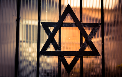 Davidstern am eisernen Zaun vor einer Synagoge