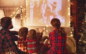 Familie schaut Weihnachtsfilm