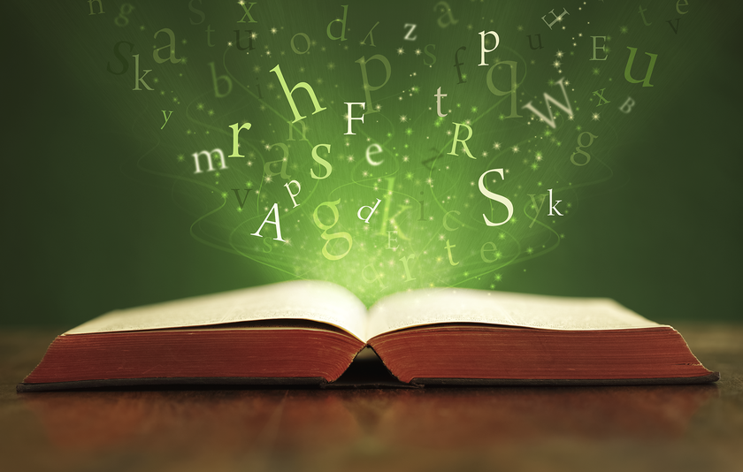 Aufgeschlagenes Buch mit herausfliegenden Buchstaben Aufgeschlagenes Buch mit herausfliegenden Buchstaben