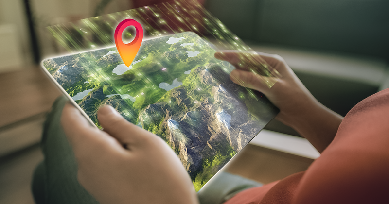 Tablet mit virtuellem Pfeil auf einer Landkarte auf dem Display