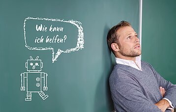 Lehrer lehnt an einer Tafel und schaut angestrengt in die Ferne. Auf der Tafel ist ein Chatbot zu sehen, der in fragt: "Wie kann ich helfen?"