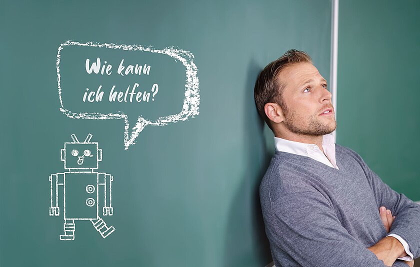 Lehrer lehnt an einer Tafel und schaut angestrengt in die Ferne. Auf der Tafel ist ein Chatbot zu sehen, der in fragt: "Wie kann ich helfen?"