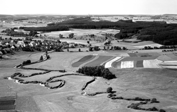 Schwarzweißfoto: Rainau-Schwabsberg, Luftbild aus dem Jahr 1966.