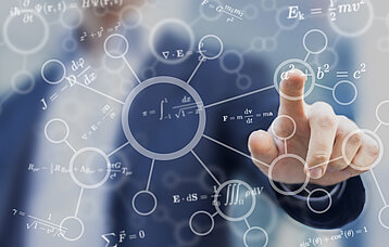Finger zeigt auf eingeblendete Mathematik-Formeln