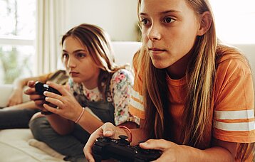 Zwei Mädchen mit Controllern in der Hand 