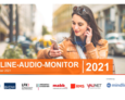 Coverbild der Studie Online-Audio-Monitor 2021: Frau mit Smartphone Logos der Kooperationspartner
