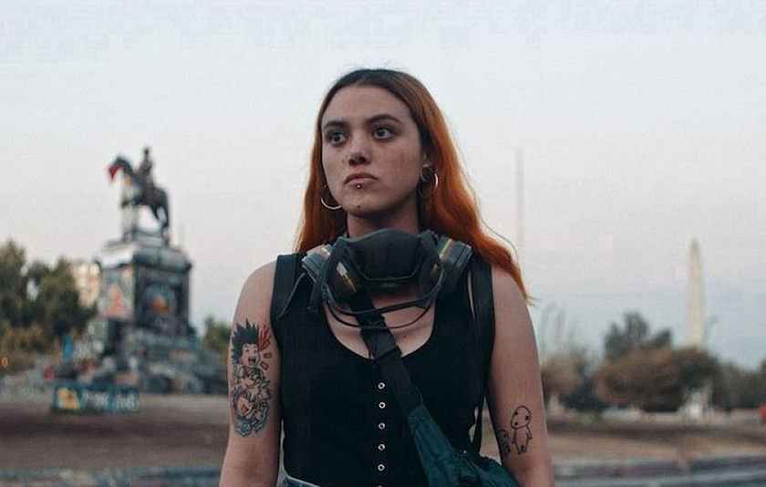 Junge Frau vor einer Sehenswürdigkeit