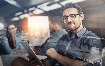 Junger Mann mit Tablet in der Hand