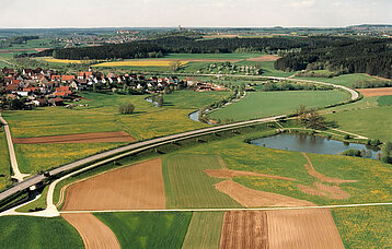 Luftbild von Rainau-Schwabsberg. Fotografiert von Albrecht Brugger, 1990.