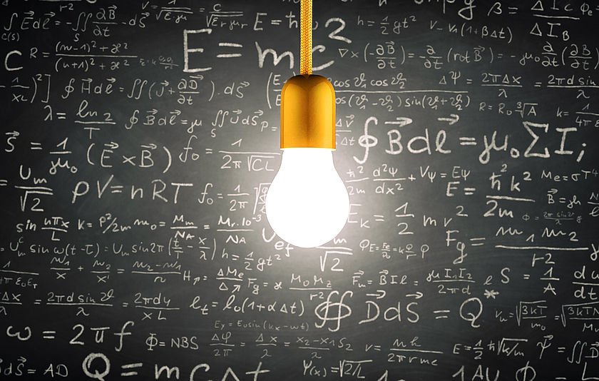 Brennende Glühbirne vor einer Tafel mit physikalischen Formeln