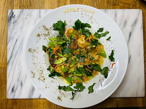 Teller mit Eintopf zur Moodlesuppe