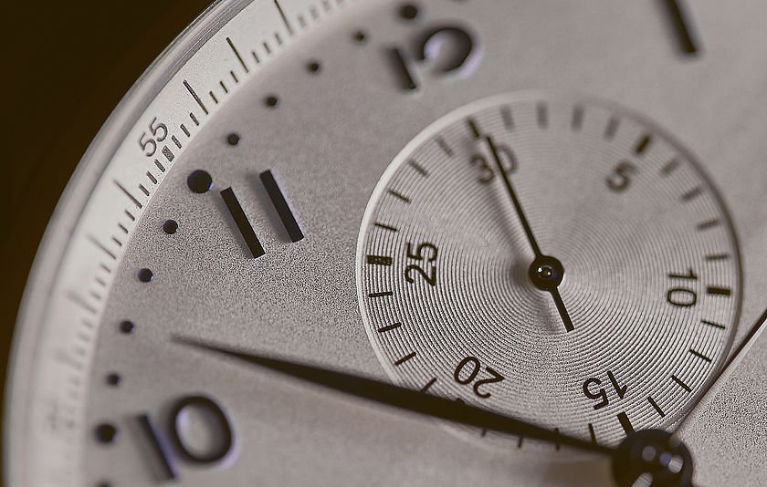 Detailaufnahme des Ziffernblatts einer Uhr