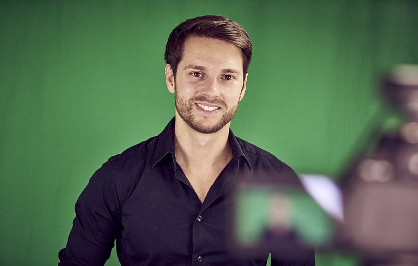 Junger Man vor grünem Hintergrund