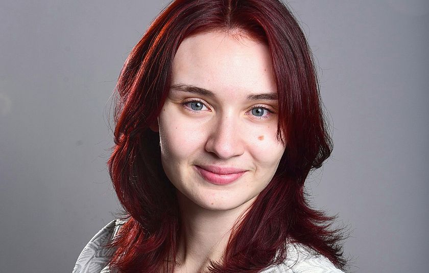 Das Foto zeigt die Autorin Julia Kost