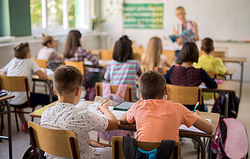 Grundschulklasse im Klassenzimmer