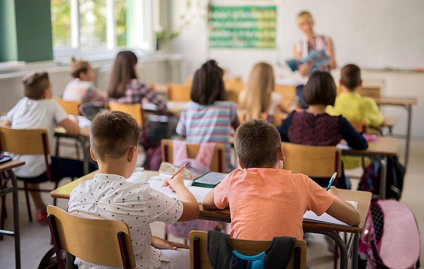 Grundschulklasse im Klassenzimmer Grundschulklasse im Klassenzimmer