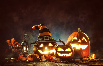 Beleuchtete Halloween-Kürbisse