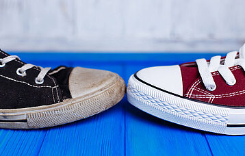 Alter und neuer Turnschuh stehen sich gegenüber