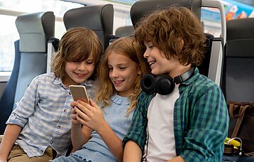 Kinder mit einem Smartphone