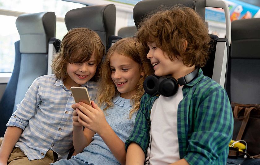 Kinder mit einem Smartphone