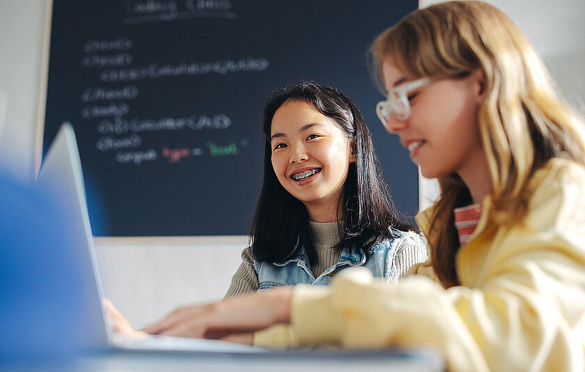 Schülerinnen beim Programmieren. Schülerinnen beim Programmieren.