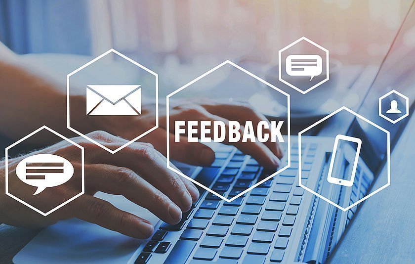 Verschiedene Feedback-Icons vor Computer-Tastatur Verschiedene Feedback-Icons vor Computer-Tastatur