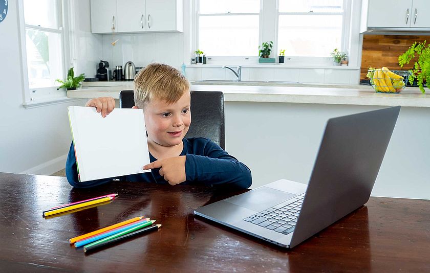 Junge vor dem PC im Homeschooling