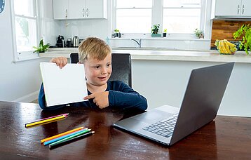 Junge vor dem PC im Homeschooling