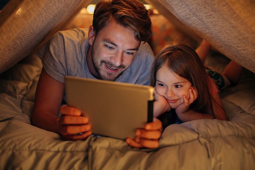 Vater liest Tochter am Tablet vor Vater liest Tochter am Tablet vor