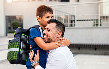 Vater und sohn umarmen sich
