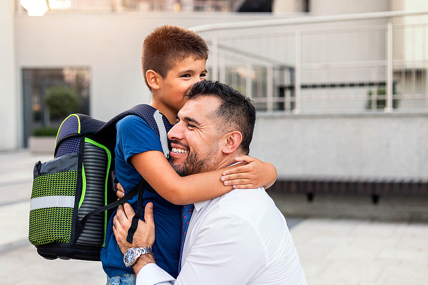 Vater und sohn umarmen sich