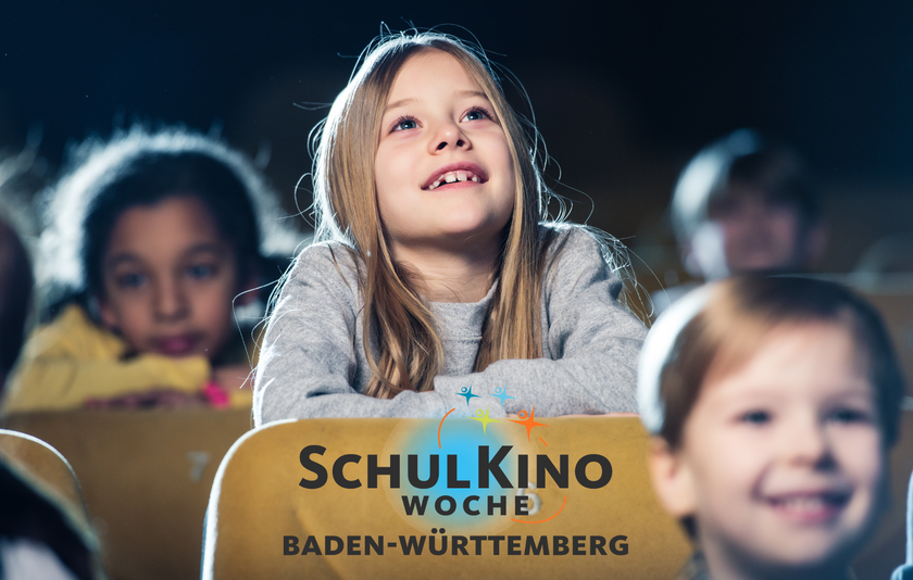 Ein etwa zehnjähriges Mädchen lehnt sich über einen Kinosessel und schaut mit leuchtenden Augen nach vorne. Um sie herum sitzen weitere Kinder auf gelben Kinosesseln. In der Mitte prangt das Logo der SchulKinoWoche Baden-Württemberg.