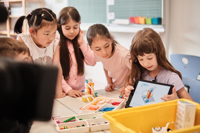 Schülerinnen arbeiten am Projekt Robotik in der Grundschule