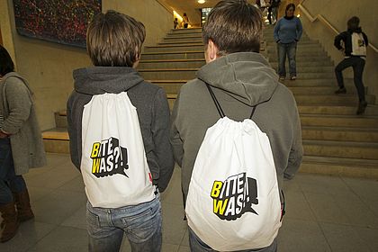 Schüler mit Bitte-was-Turnbeuteln bei einer Veranstaltung der Kampagne in Konstanz
