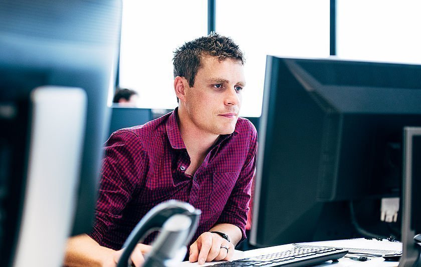 Junger Mann vor einem PC Junger Mann vor einem PC