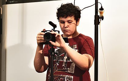 Junger Mann mit Kamera