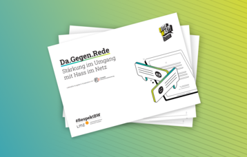 Ein türkis-grüner Hintergrund zeigt im Vordergrund das Titelblatt eines Unterrichtsmaterials mit dem Titel "Da.Gegen.Rede Stärkung im Umgang mit Hass im Netz". Das Titelblatt zeigt ein Tablett mit Sprechblasen mit lächelndem und wütendem Smiley. 