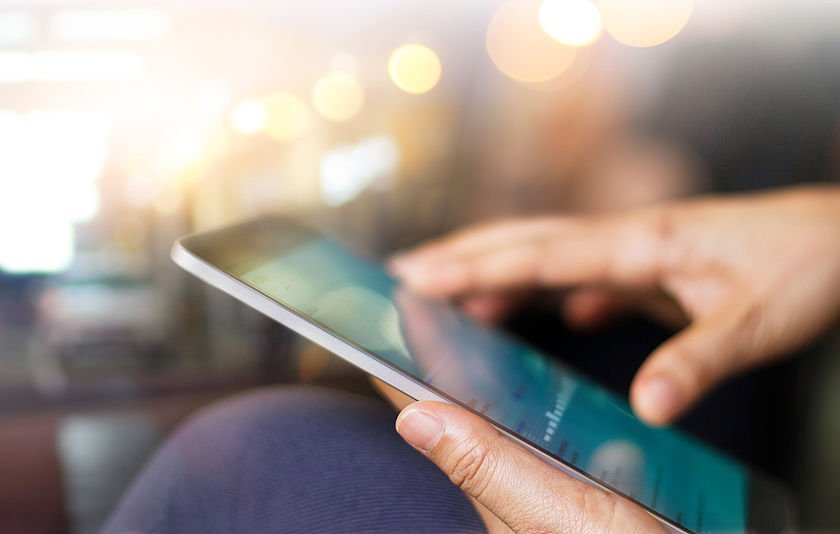 Hände mit einem Tablet