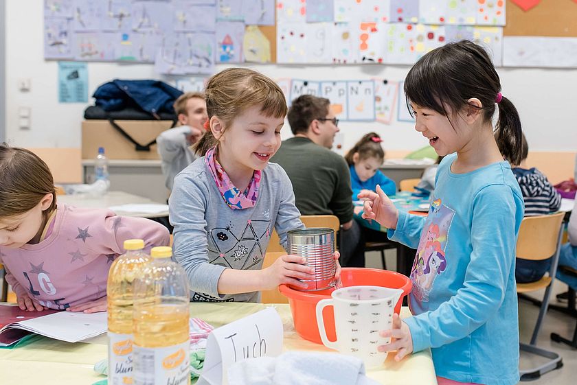 Grundschülerinnen experimentieren im Unterricht. Grundschülerinnen experimentieren im Unterricht.