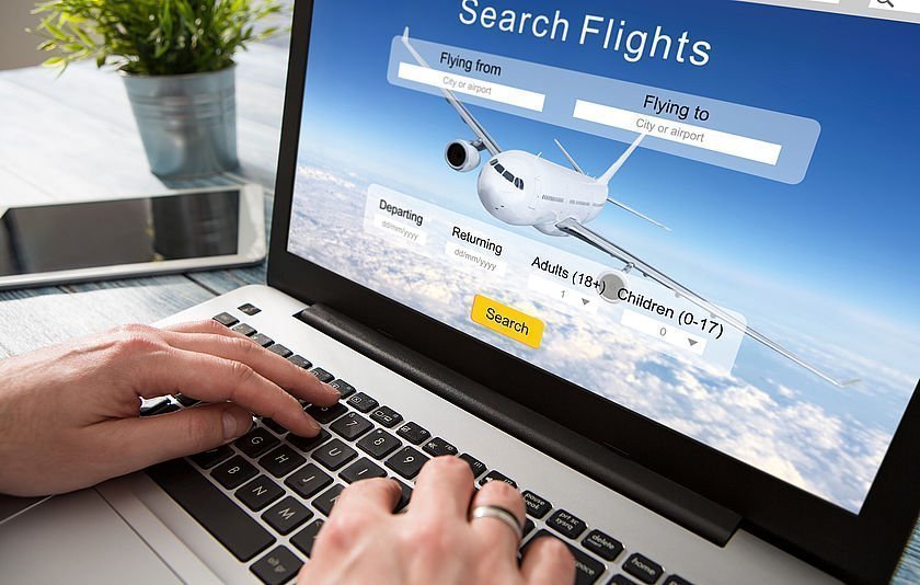 Laptop mit Flugfinder-Seite