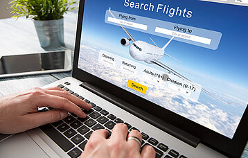 Laptop mit Flugfinder-Seite