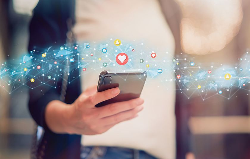 Person liest Nachrichten in sozialem Netzwerk