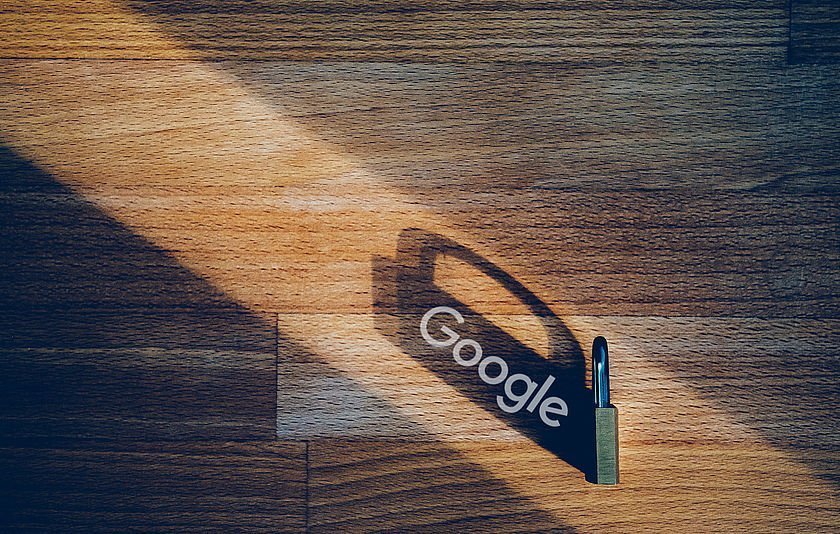 Google-Schriftzug im Schatten eines Vorhängeschlosses