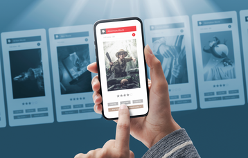 Eine Hand hält ein Smartphone, auf dem das Foto einer Abenteurerin zu sehen ist. Über dem Foto steht "Abenteuerfilm". Ein Finger tippt auf die Uhrzeit "21 Uhr".